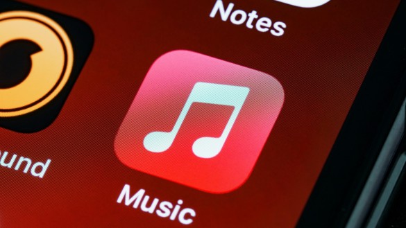 Apple Introduces Smart Crossfade Feature for Seamless Apple Music Transitions in iOS 18