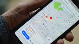 Google Maps Tests Sponsored Stops, Raising Safety and User Experience Concerns